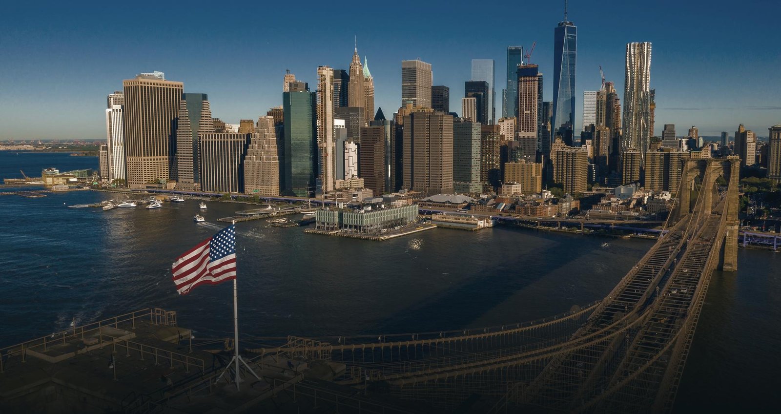 Manhattan vista da ponte do Brooklyn, com a bandeira dos Estados Unidos